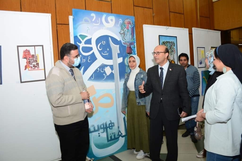 نائب رئيس الجامعة لشئون الدراسات العليا والبحوث والمشرف على كلية الفنون الجميلة يتفقد معرض الخط العربي لأعضاء هيئة تدريس و طلاب كلية الفنون الجميلة