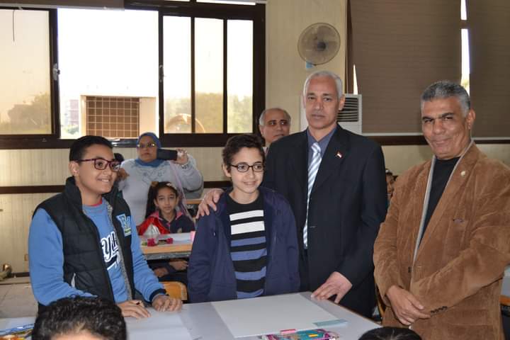 الأستاذ الدكتور أحمد عبد المولى نائب رئيس الجامعة لشئون التعليم والطلاب يشهد انطلاق مهرجان مسابقة "ابداع المدارس 4" فى الفترة 12-12-2022 حتى 15-12-2022، و يشارك في فاعليات الورشة الفنية لطلاب قسم الديكور بكلية الفنون الجميلة
