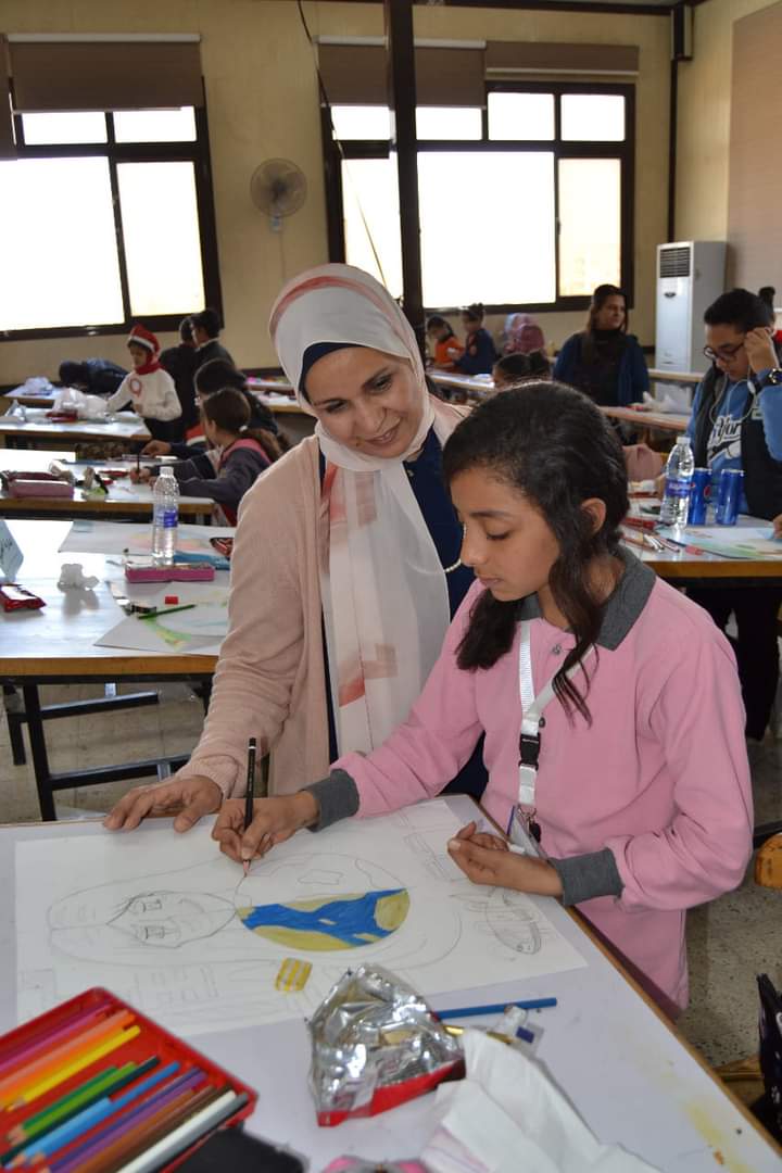 الأستاذ الدكتور أحمد عبد المولى نائب رئيس الجامعة لشئون التعليم والطلاب يشهد انطلاق مهرجان مسابقة "ابداع المدارس 4" فى الفترة 12-12-2022 حتى 15-12-2022، و يشارك في فاعليات الورشة الفنية لطلاب قسم الديكور بكلية الفنون الجميلة
