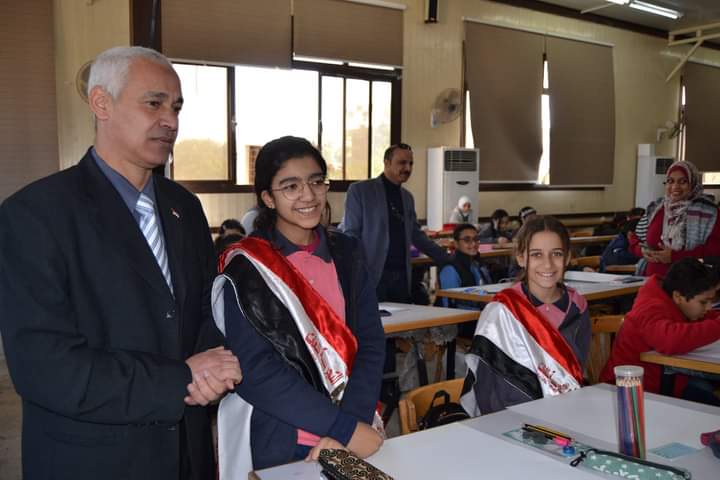 الأستاذ الدكتور أحمد عبد المولى نائب رئيس الجامعة لشئون التعليم والطلاب يشهد انطلاق مهرجان مسابقة "ابداع المدارس 4" فى الفترة 12-12-2022 حتى 15-12-2022، و يشارك في فاعليات الورشة الفنية لطلاب قسم الديكور بكلية الفنون الجميلة