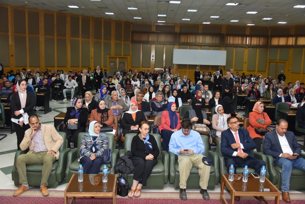 جامعة أسيوط تعقد حلقة نقاشية حول "الشراكة المصرية الأوروبية وفرص المنح الدراسية المقدمة من الإتحاد الأوروبي لطلاب الجامعة" بحضور سفير الإتحاد الأوروبي بالقاهرة