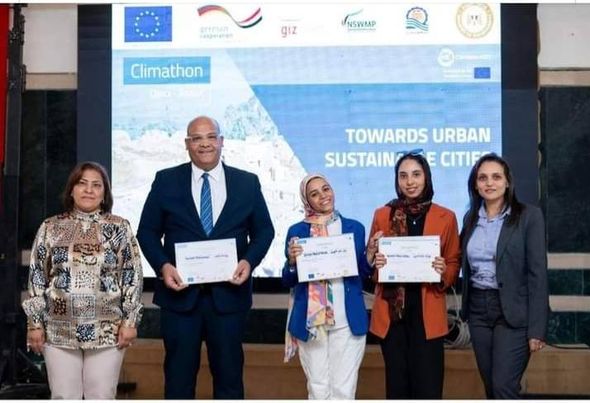 للعام الثانى على التوالى مشاركة الطالبة زينب عبد المولي بمؤتمر الكلايمثون العالمى ٢٠٢٤ من صعيد مصر للتوعية بقضايا تغير المناخ تحت عنوان " كلايمثون صعيد مصر - نحو مدن حضرية ومستدامة".