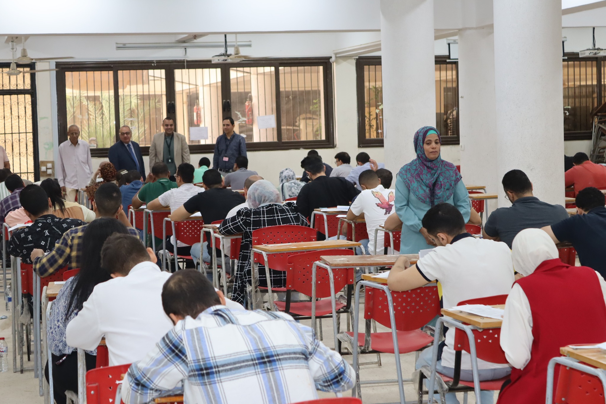 الاستاذ الدكتور/ محمد عبدالباسط خلاف وكيل الكلية لشئون الدراسات العليا والبحوث يتفقد الاطباء اثناء أدائهم امتحان الماجستير القسم الاول دور اكتوبر 2025 (لائحة النقاط المعتمدة).