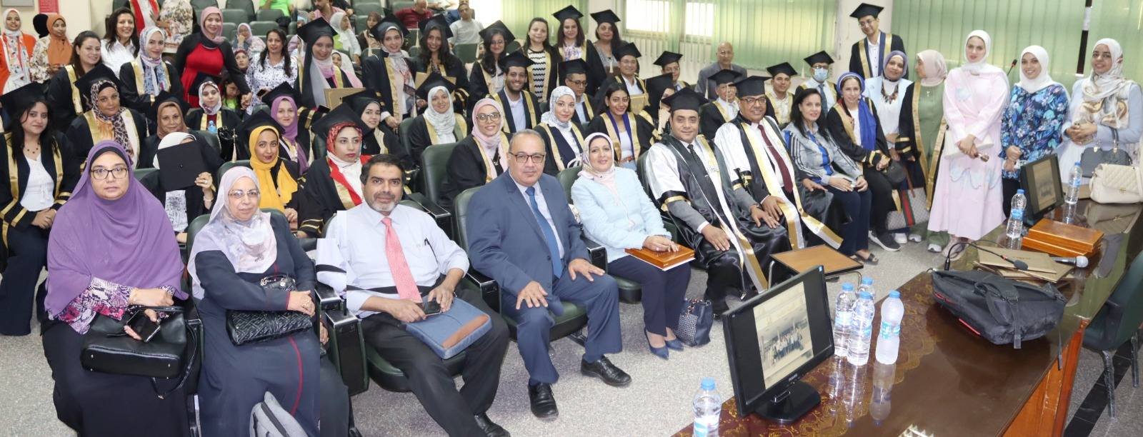 كلية الطب تحتفل بتخريج الدفعة الثالثة من الدبلومة المهنية في التغذية العلاجية.