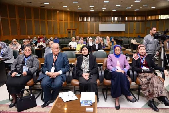 انطلاق فعاليات المؤتمر السنوي السادس عشر لقسم الباثولوجيا الإكلينيكية تحت عنوان "التطور والريادة فى مستقبل علم التحاليل الطبية"  تحت رعاية الاستاذ الدكتور أحمد المنشاوى رئيس جامعة أسيوط، والاستاذ الدكتور علاء عطية عميد كلية الطب ورئيس مجلس إدارة المستشفيات الجامعية، نظّم قسم الباثولوجيا الإكلينيكية بكلية الطب، مؤتمره السنوي السادس عشر، اليوم الثلاثاء الموافق ١٨ من فبراير تحت عنوان "التطور والريادة فى مستقبل علم التحاليل الطبية"، تحت إشراف الأستاذ الدكتور هشام عبدالرحيم رئيس القسم والمؤتمر، والاستاذة الدكتورة حنان جلال سكرتير عام المؤتمر، والاستاذة الدكتورة هبة أحمد، والاستاذة الدكتورة سهير كامل، مقررى المؤتمر. شهد افتتاح المؤتمر حضور الاستاذ الدكتور محمود عبدالعليم نائب رئيس الجامعة لشئون خدمة المجتمع وتنمية البيئة، والاستاذ الدكتور جمال بدر نائب رئيس الجامعة لشئون الدراسات العليا والبحوث، والاستاذة الدكتورة أماني عمر وكيل كلية الطب لشئون الدراسات العليا والبحوث، والاشتاذ الدكتور محمد عبد الرحمن وكيل كلية الطب لشئون التعليم والطلاب، والاستاذ الدكتورة هدى مخلوف وكيل الكلية الطب لشئون خدمة المجتمع وتنمية البيئة، وبمشاركة لفيف من الأساتذة، والباحثين بقسم الباثولوجيا الإكلينيكية من مختلف الجامعات المصرية. الجدير بالذكر أن معامل الباثولوجيا الإكلينيكية،  حاصل على اعتماد ثلاث هيئات، وهم: المجلس الوطني للاعتماد ( EGAC) عام 2022، وتجديده عام 2024، والهيئة العامة للاعتماد والرقابة الصحية (GAHAR) عام 2023،  ومن هيئة اعتماد المعامل الدولية (CAP)، فى ديسمبر 2024. ويناقش المؤتمر على مدار يومين؛ العديد من الجلسات العلمية ومنها الجديد في امراض الدم وعلوم النزف والتجلط، مع عرض حالات مرضية ودور المعمل في المساعدة في التشخيص ، وكما يتناول دور بنوك الدم في تشخيص الأجسام المضادة لدى السيدات الحوامل، وكيفية توفير الدم المطابق والآمن، كما يتناول دور الذكاء الاصطناعي في زرع الأعضاء ودور الأمراض المناعية في الالتهاب السحائى، ودور الأمراض المناعية لدى الحوامل . كما يتناول دور المعمل في تشخيص بعض امراض الغدد الصماء وتحديد نوع القصور والوصول لعلاج آمن، وجلسة عن التحديات التى واجهها المعمل من اجل الحصول على الاعتماد من الجهات الثلاثة.